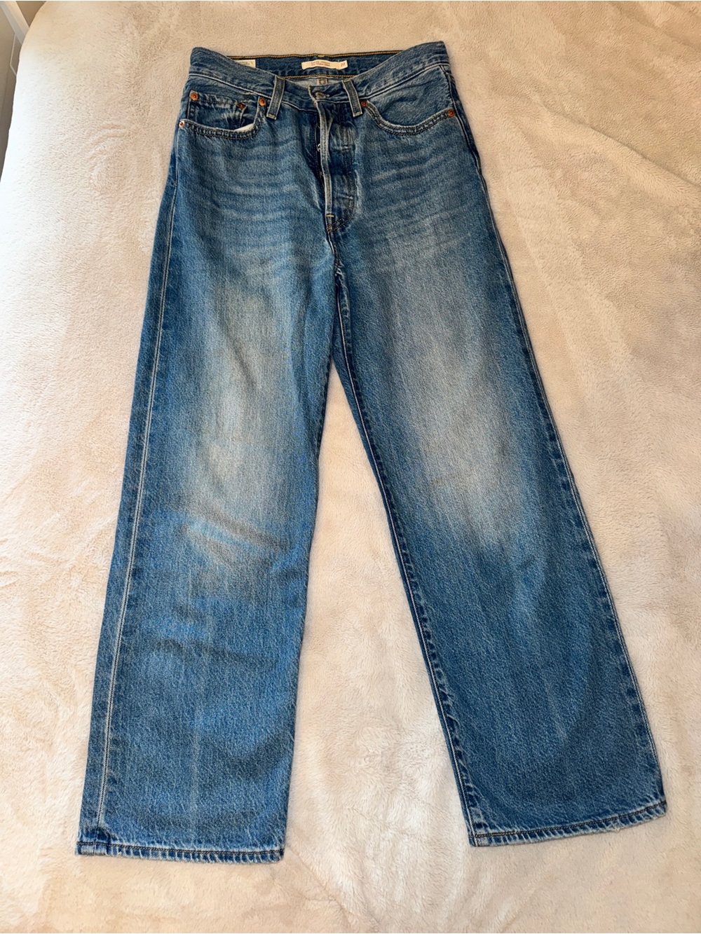 Women’s ribcage Levi’s Denim Jeans in Medium Blue